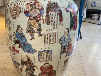 Een grote Chinese famille rose 'Wu Shuang Pu' vaas, 19e eeuw