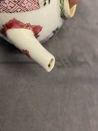 Deux th&eacute;i&egrave;res et une verseuse couverte en porcelaine de Chine famille, Yongzheng/Qianlong
