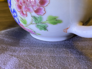 Deux th&eacute;i&egrave;res et une verseuse couverte en porcelaine de Chine famille, Yongzheng/Qianlong