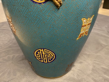 Une paire de vases de forme bouteille en &eacute;maux cloisonn&eacute;s, 19&egrave;me