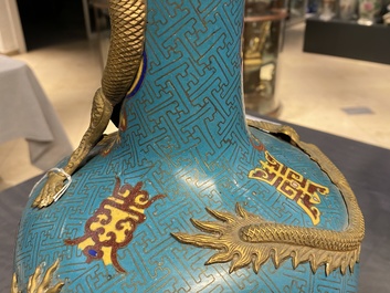 Une paire de vases de forme bouteille en &eacute;maux cloisonn&eacute;s, 19&egrave;me