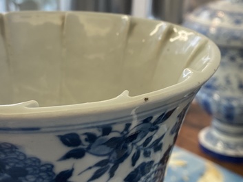 Un vase en porcelaine de Chine en bleu et blanc, 19&egrave;me