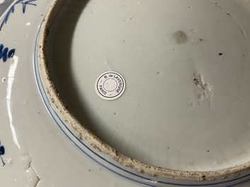 Un plat en porcelaine de Chine en bleu et blanc &agrave; d&eacute;cor 'Les trois amis de l'hiver', Jiajing