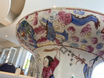 Een grote Chinese famille rose 'Wu Shuang Pu' vaas, 19e eeuw
