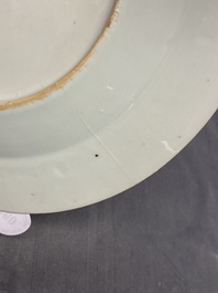 Une paire d'assiettes en porcelaine de Chine famille rose &agrave; d&eacute;cor mandarin, Qianlong