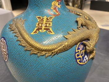 Une paire de vases de forme bouteille en &eacute;maux cloisonn&eacute;s, 19&egrave;me