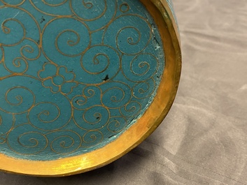 Une paire de vases de forme bouteille en &eacute;maux cloisonn&eacute;s, 19&egrave;me
