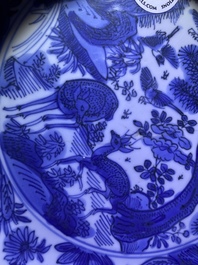 Une assiette en porcelaine de Chine en bleu et blanc de type kraak, marque d'une aigrette, Wanli