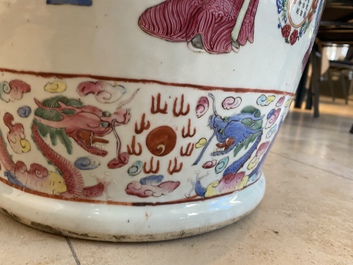 Een grote Chinese famille rose 'Wu Shuang Pu' vaas, 19e eeuw