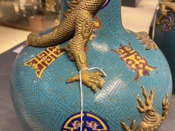 Une paire de vases de forme bouteille en &eacute;maux cloisonn&eacute;s, 19&egrave;me