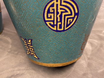 Une paire de vases de forme bouteille en &eacute;maux cloisonn&eacute;s, 19&egrave;me