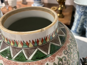 Une paire de vases couverts en porcelaine de Chine wucai &agrave; d&eacute;cor de lions bouddhistes, 19/20&egrave;me