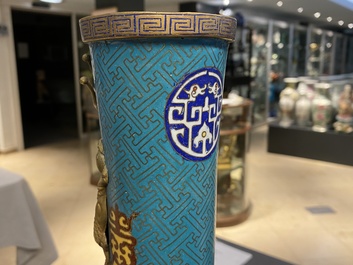 Une paire de vases de forme bouteille en &eacute;maux cloisonn&eacute;s, 19&egrave;me