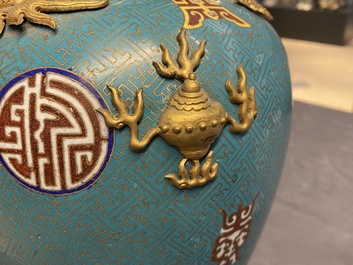 Une paire de vases de forme bouteille en &eacute;maux cloisonn&eacute;s, 19&egrave;me