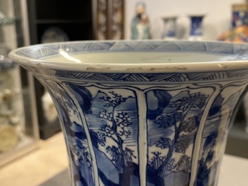 Un vase de forme gu en porcelaine de Chine en bleu et blanc, Kangxi