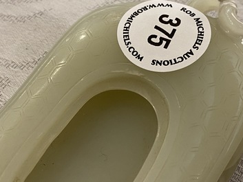 Un lave-pinceaux en forme de tortue en jade c&eacute;ladon p&acirc;le, Chine, 18/19&egrave;me