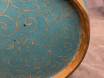 Une paire de vases de forme bouteille en &eacute;maux cloisonn&eacute;s, 19&egrave;me