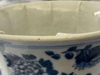 Un vase en porcelaine de Chine en bleu et blanc, 19&egrave;me