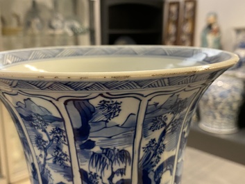 Un vase de forme gu en porcelaine de Chine en bleu et blanc, Kangxi