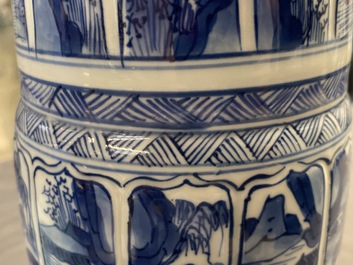 Un vase de forme gu en porcelaine de Chine en bleu et blanc, Kangxi