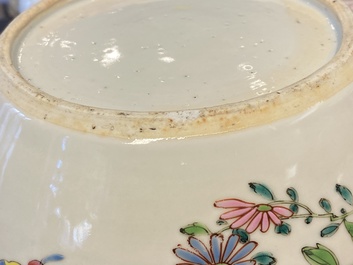 Une paire de pots couverts en porcelaine de Chine famille rose &agrave; d&eacute;cor floral, Yongzheng