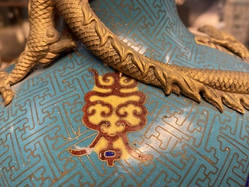 Une paire de vases de forme bouteille en &eacute;maux cloisonn&eacute;s, 19&egrave;me