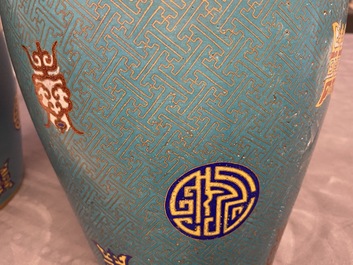 Une paire de vases de forme bouteille en &eacute;maux cloisonn&eacute;s, 19&egrave;me
