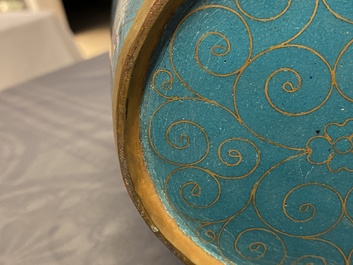 Une paire de vases de forme bouteille en &eacute;maux cloisonn&eacute;s, 19&egrave;me