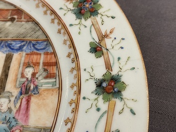Une paire d'assiettes en porcelaine de Chine famille rose &agrave; d&eacute;cor mandarin, Qianlong