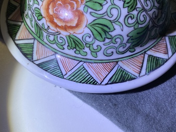 Une paire de vases couverts en porcelaine de Chine wucai &agrave; d&eacute;cor de lions bouddhistes, 19/20&egrave;me