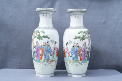 Deux paires de vases en porcelaine de Chine famille rose, marques de Qianlong, R&eacute;publique