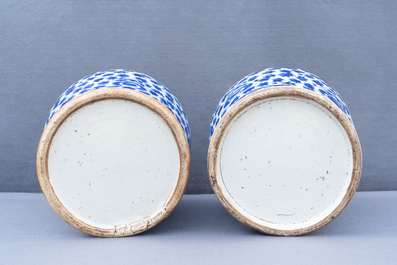 Twee paar Chinese blauw-witte dekselvazen, 19/20e eeuw