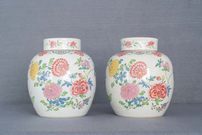 Une paire de pots couverts en porcelaine de Chine famille rose &agrave; d&eacute;cor floral, Yongzheng