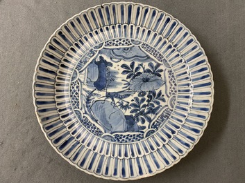 Deux plats en porcelaine de Chine en bleu et blanc de type kraak, Wanli