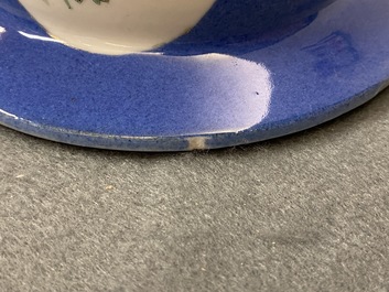 Une paire de vases couverts en porcelaine de Chine famille rose, marque de Kangxi, 19&egrave;me