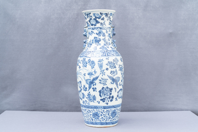 Un vase en porcelaine de Chine en bleu et blanc, 19&egrave;me
