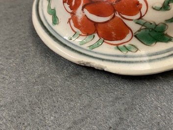 Une paire de pots couverts en porcelaine de Chine wucai, &eacute;poque Transition
