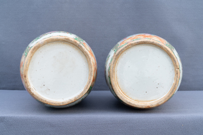 Une paire de vases de forme rouleau en porcelaine de Chine famille rose de Canton, 19&egrave;me