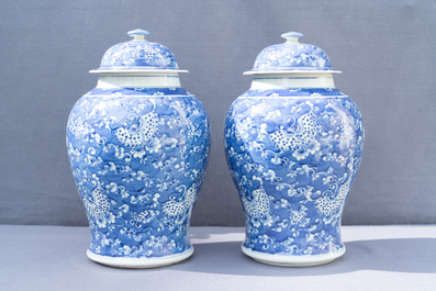 Twee paar Chinese blauw-witte dekselvazen, 19/20e eeuw