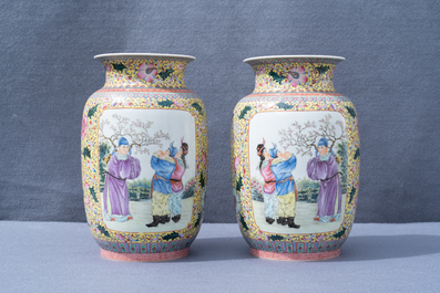 Een paar fijne Chinese famille rose vazen, Qianlong merk, Republiek