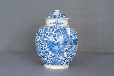 Un vase couvert en porcelaine de Chine en bleu et blanc &agrave; d&eacute;cor de ph&eacute;nix, Kangxi
