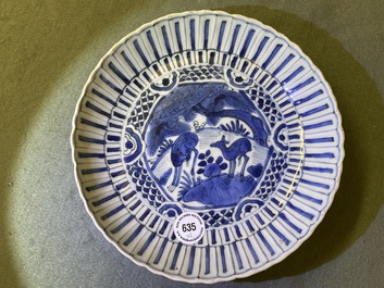 Deux plats en porcelaine de Chine en bleu et blanc de type kraak, Wanli