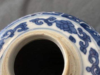 Une paire de vases couverts en porcelaine de Chine en bleu et blanc, Kangxi