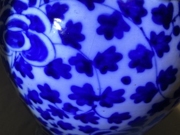 Twee paar Chinese blauw-witte dekselvazen, 19/20e eeuw