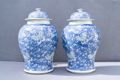 Twee paar Chinese blauw-witte dekselvazen, 19/20e eeuw