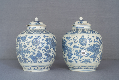 Een paar Chinese blauw-witte dekselvazen met floraal decor, Hatcher cargo scheepswrak, Transitie periode