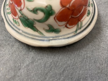 Une paire de pots couverts en porcelaine de Chine wucai, &eacute;poque Transition