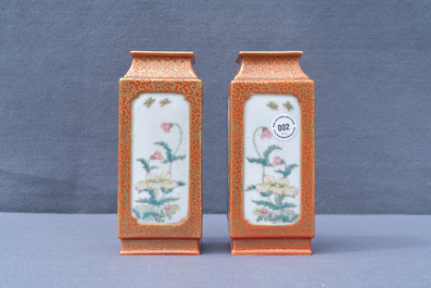 Een paar vierkante Chinese famille rose vazen met floraal decor, Yongzheng merk, Republiek