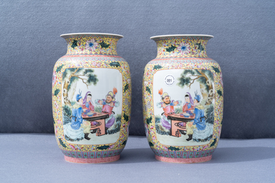 Een paar fijne Chinese famille rose vazen, Qianlong merk, Republiek