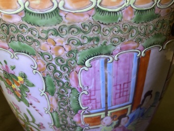Une paire de vases de forme rouleau en porcelaine de Chine famille rose de Canton, 19&egrave;me
